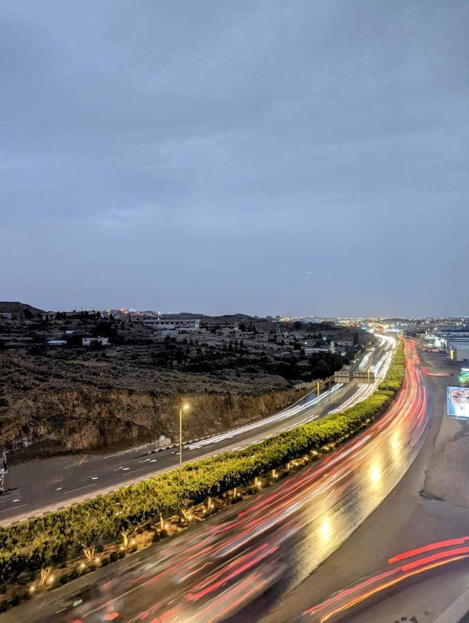 Citadines Abhaアパートホテル エクステリア 写真 Highway 40 in Amman