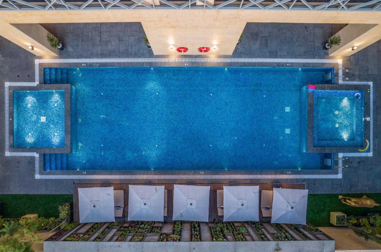 Citadines Abhaアパートホテル エクステリア 写真 The swimming pool at the hotel