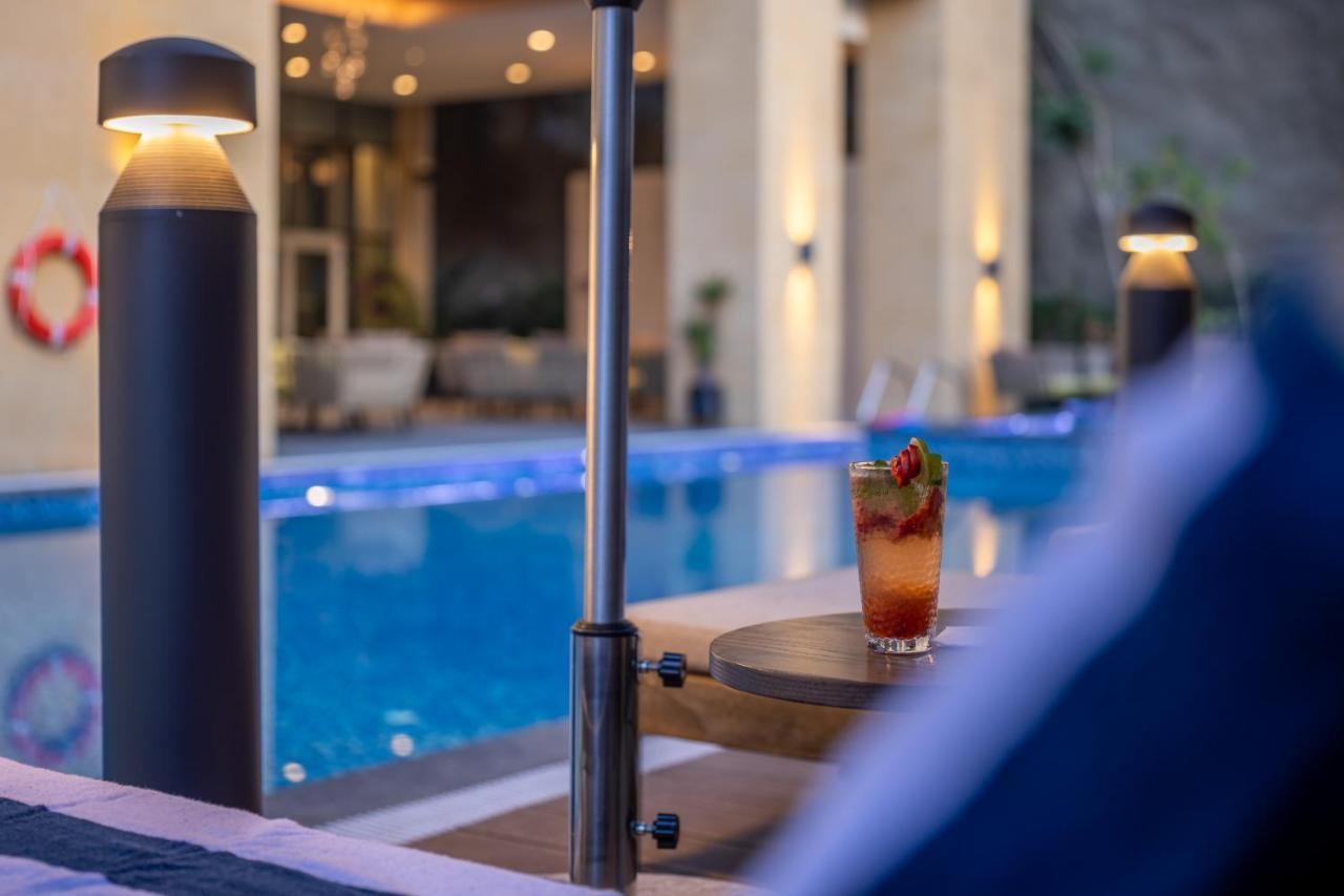 Citadines Abhaアパートホテル エクステリア 写真 The swimming pool at the hotel