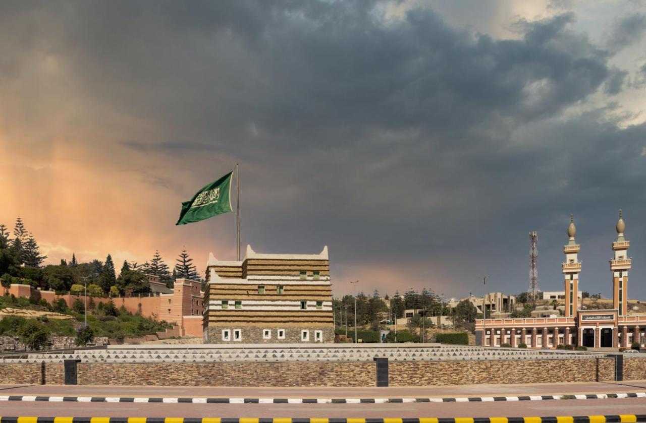 Citadines Abhaアパートホテル エクステリア 写真 The Saudi Arabian flag flying in the city of Riyadh
