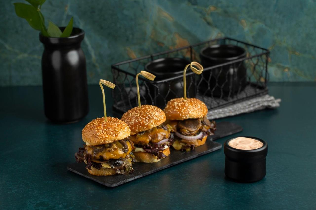 Citadines Abhaアパートホテル エクステリア 写真 A trio of sliders